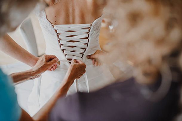 Hochzeit Brautkleid anziehen