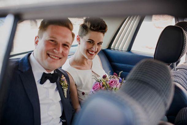 Hochzeit Brautpaar im Auto